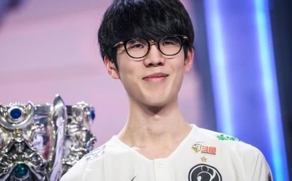 电讯报：曼联执意追求谢什科的做法显得有些奇怪